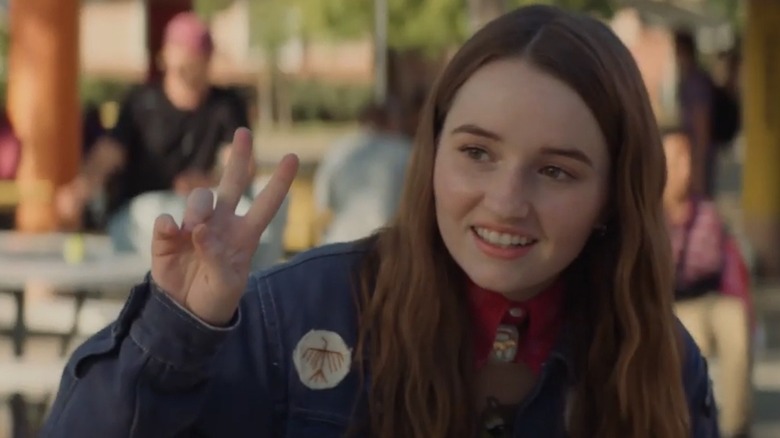 Kaitlyn Dever as Amy holding up a peace sign in Booksmart