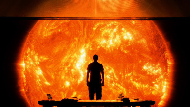 A man stands in full blaze of the Sun in Sunshine (2007)