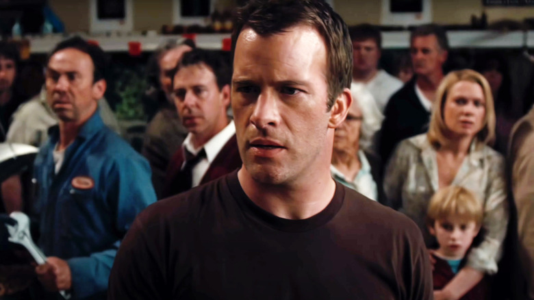 Thomas Jane as David Drayton stands in front of members of his town in The Mist