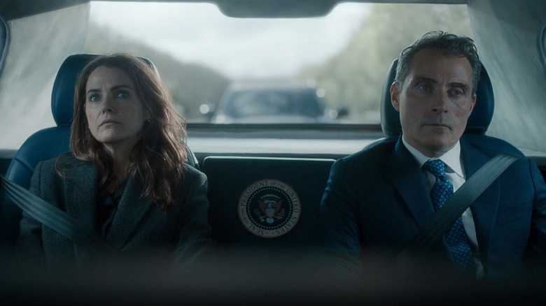 Kate and Hal in the back of an official ambassador vehicle not talking in THe Diplomat