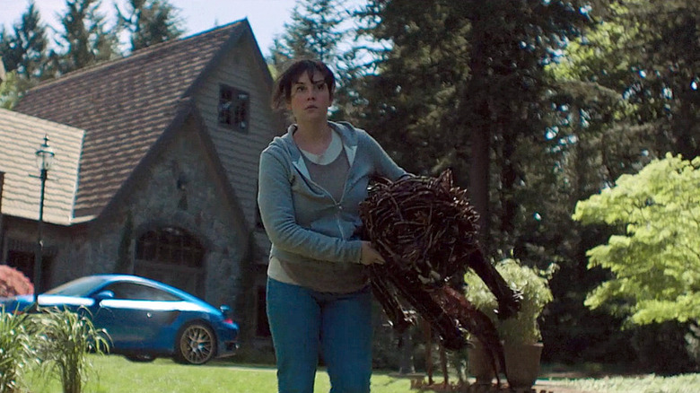 Melanie Lynskey as Ruth, stealing lawn art in I Don't Feel at Home in This World Anymore
