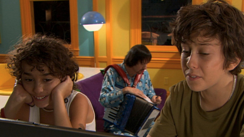 Nat Wolff and Alex Wolff looking at a computer screen in The Naked Brothers Band