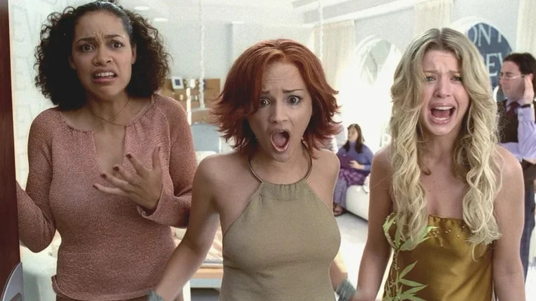 Rosario Dawson, Rachael Leigh Cook, and Tara Reid as Valerie Brown, Josie McCoy, and Melody Valentine freaking out about fans at their door in Josie and the Pussycats