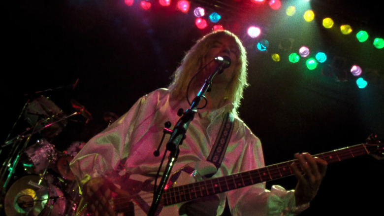 David St. Hubbins (Michael McKean) singing and playing guitar in This Is Spinal Tap