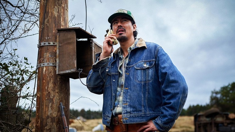 Zo In-sung as Ko Sung-ki holding a telephone up to his ear in Hope