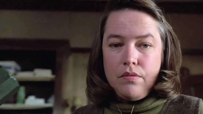 Annie Wilkes holding a sledgehammer