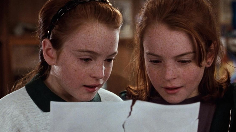 Hallie and Annie (Lindsay Lohan) look at a picture in The Parent Trap
