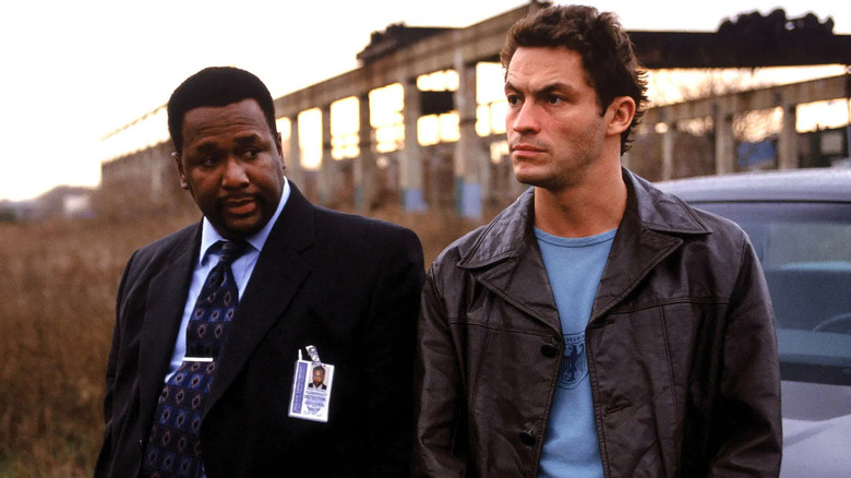 Bunk Moreland and Jimmy McNulty standing by a car outside on The Wire