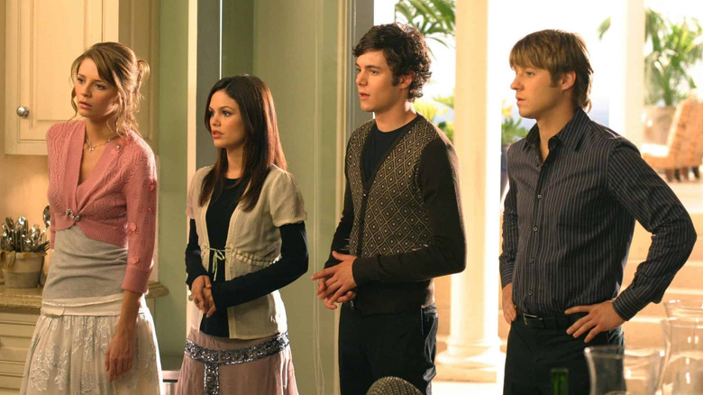 Marissa (Mischa Barton), Summer (Rachel Bilson), Seth (Adam Brody), and Ryan (Ben McKenzie) standing in a kitchen in The OC