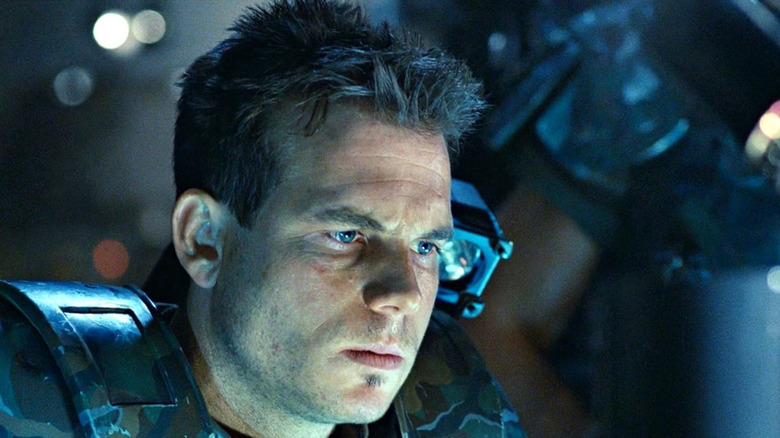 Hudson de Aliens olhando sem graça para alguma coisa