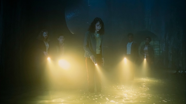 De kinderen worden bang gemaakt door de echte Matty in It: Welcome to Derry