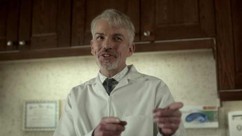 बिली बॉब थॉर्नटन लॉर्न माल्व्होच्या भूमिकेत, फार्गो सीझन 1 मध्ये चांदीच्या केसांच्या वैद्याच्या वेशात बोट दाखवत आहे