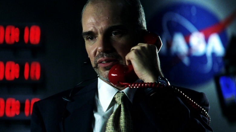 Dan Truman van Billy Bob Thornton zit op het NASA-hoofdkwartier in Armageddon