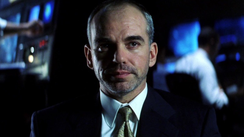 Dan Truman van Billy Bob Thornton zit op het NASA-hoofdkwartier in Armageddon