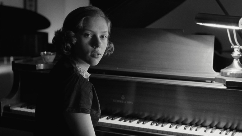 బర్డీ ది మ్యాన్ హూ వాస్ నాట్ దేర్‌లో పియానో ​​వద్ద కూర్చున్నాడు