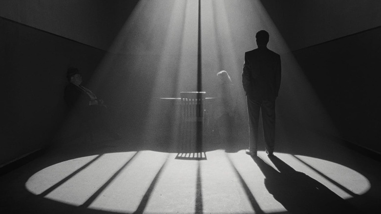 ఫ్రెడ్డీ రీడెన్‌ష్నీడర్ ది మ్యాన్ హూ వాస్ నాట్ థెర్రేలో డోరిస్ సెల్ షాడోస్‌లో ఉన్నాడు