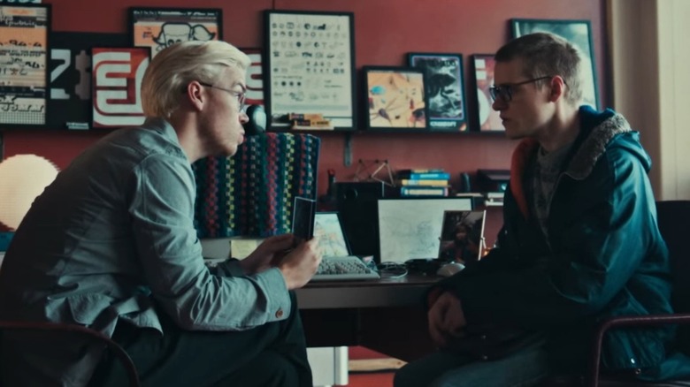 Will Poulter sebagai Colin Ritman memberi Lewis Gribben sebagai Cameron Walker wawancara di Black Mirror