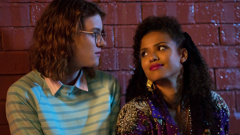 Yorkie (Mackenzie Davis) and Kelly (Gugu Mbatha-Raw) look at each other lovingly on Black Mirror