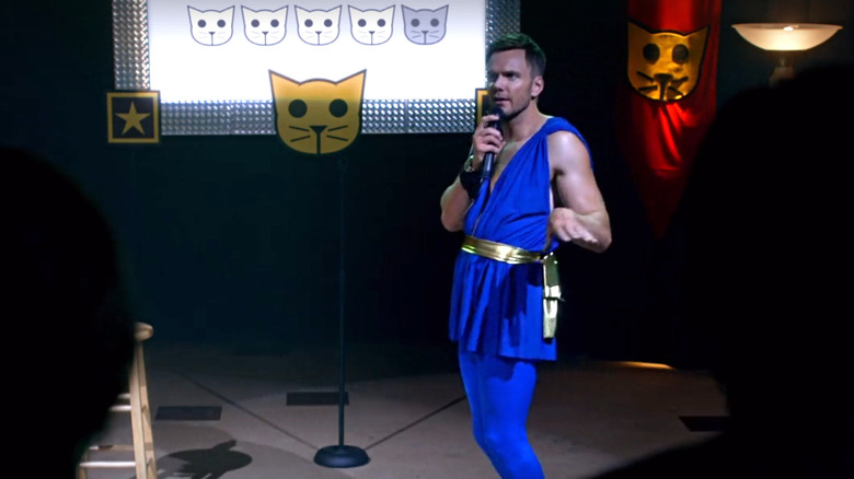 Community, Jeff, dressed in blue robe befitting a 4, does a stand-up bit on the ways 3s and 4s behave
