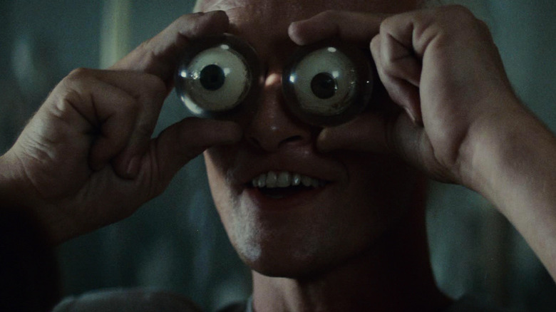 பிளேட் ரன்னரில் கூக்லி கண்களை அணிந்திருக்கும் ஆண்ட்ராய்ட் ராய்