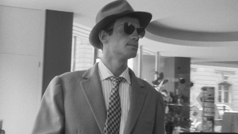 Michel in shades in a cafe in Breathless