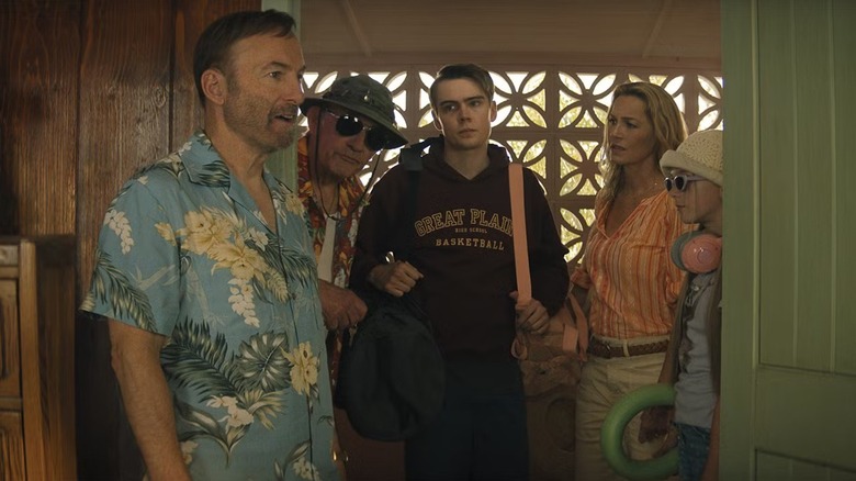 హచ్ (బాబ్ ఓడెన్‌కిర్క్) మరియు అతని కుటుంబం ద్వారంలో నిలబడి ఉన్నారు 