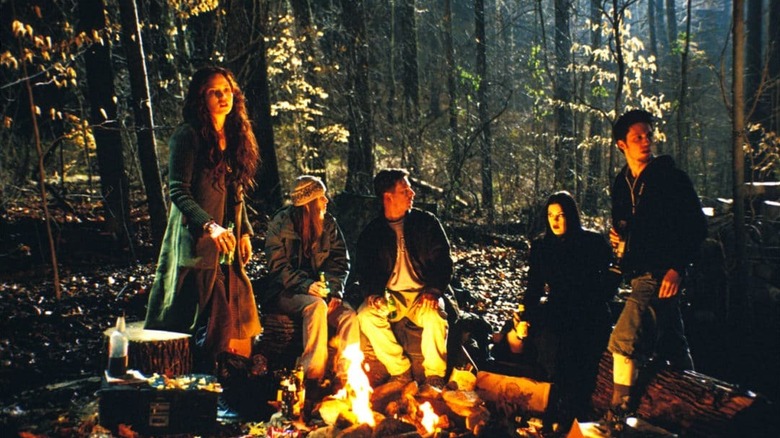 Erica, Tristen, Stephen, Kim, and Jeff sitting around the camp fire in Book of Shadows: Blair Witch 2