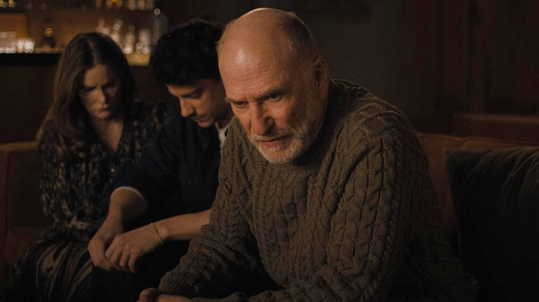 போரிஸ் கன்னிங்ஹாமாக டெட் லெவின் ஒரு சோபாவில் அமர்ந்திருப்பது மிகவும் மோசமான ஒன்று நடக்கப் போகிறது