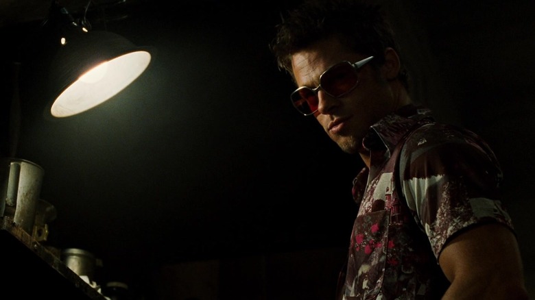 Tyler Durden di kamar tidur suram di Foght Club