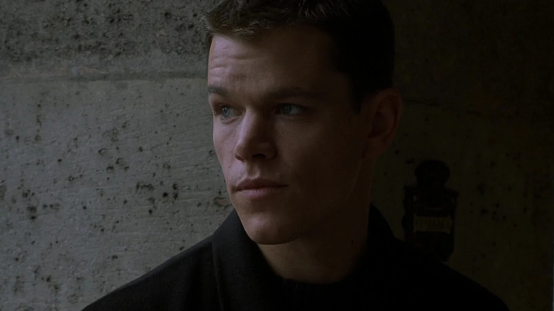 Jason Bourne de Matt Damon stands in the shadows in the identity of Bourne