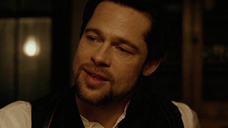 Brad Pitt's Jesse James kijkt naar rechts in close-up in The Assassination of Jesse James by the Coward Robert Ford.jpg