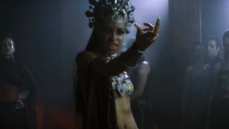 Aaliyah as Akasha gesturing in a come hither motion in Queen of the Damned