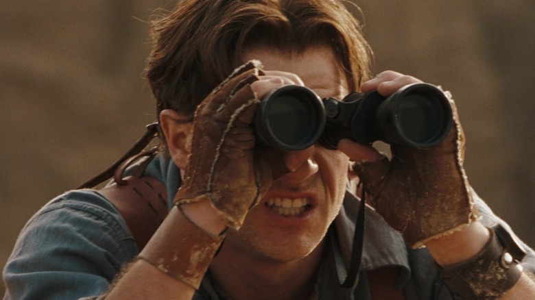 Brendan Fraser as Rick holding binoculars in The Mummy: The Tomb of the Dragon Emperor