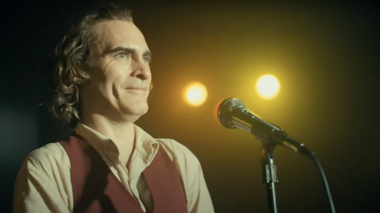 Joaquin Phoenix Joker microphone stage