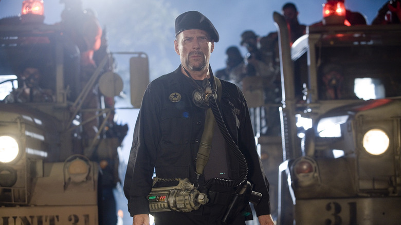 Lieutenant Muldoon stands in front of some trucks in Planet Terror