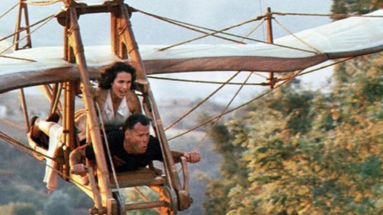 Hudson Hawk y Anna vuelan en uno de los planeadores de Leonardo da Vinci