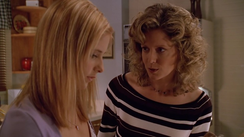 Kristine Sutherland as Joyce on Buffy the Vampire Slayer, talking to Sarah Michelle Gellar as Buffy
