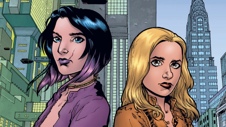 பஃபி தி வாம்பயர் ஸ்லேயர் இதழான டைம் ஆஃப் யுவர் லைஃப் என்ற பேனலில் மன்ஹாட்டனில் மெலகா ஃப்ரே மற்றும் பஃபி சம்மர்ஸ் அருகருகே நிற்கிறார்கள்