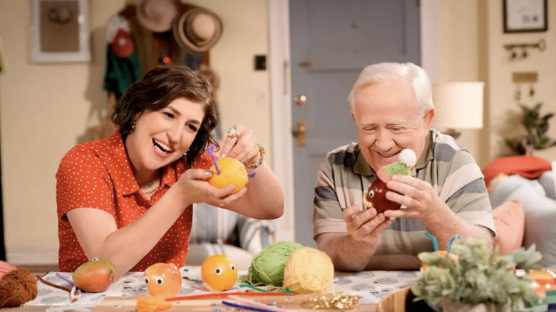 Mayim Bialik and Leslie Jordan on Call Me Kat