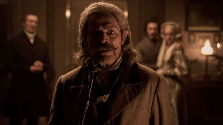 Willem Dafoe como Albin Eberhart von Franz parecendo preocupado em Nosferatu (2024)