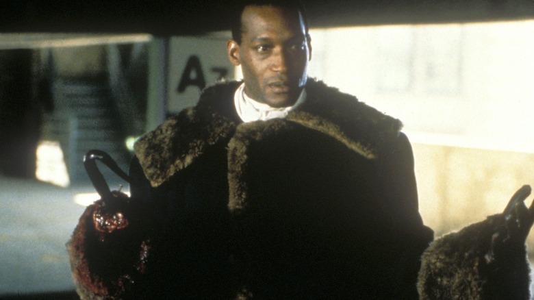 Tony Todd liked his crowbar in 'Night of the Living Dead' (1990) so much,  he had his hand removed and replaced with a hook. After casting him for  Candyman the studio was