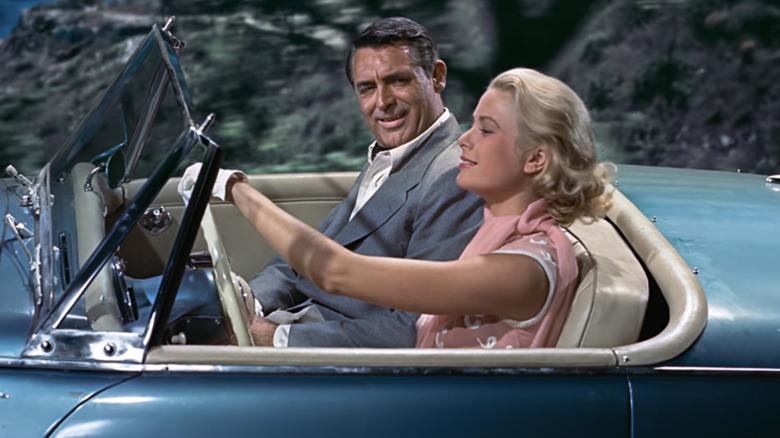 कॅरी ग्रँटचा जॉन रॉबी चोराला पकडण्यासाठी ग्रेस केलीच्या फ्रान्सिस स्टीव्हन्ससोबत कारमध्ये बसला