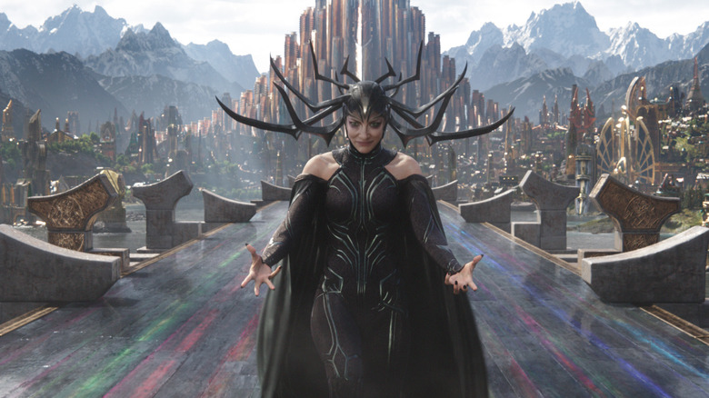 Cate Blanchett als Hela op de Rainbow Bridge die zich voorbereidt op de strijd tegen Thor in Thor: Ragnarok