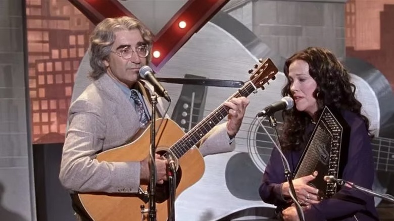 Eugene Levy dans le rôle de Mitch Cohen et Catherine O'Hara dans le rôle de Mickey Crabbe se produisent dans A Mighty Wind