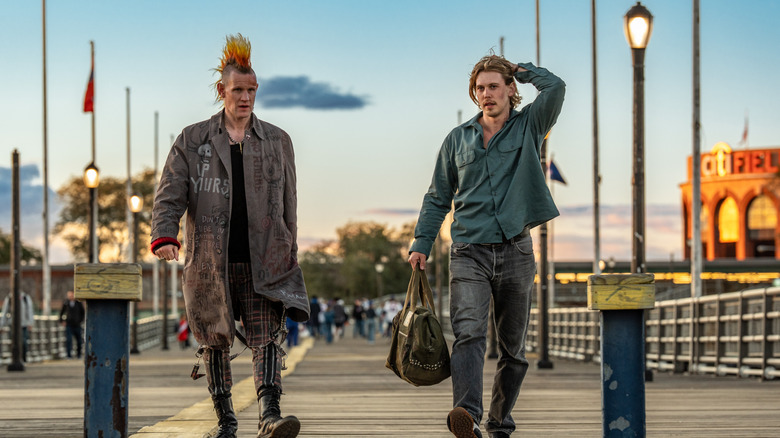 Matt Smith as Russ walking on the boardwalk with Austin Butler as Hank in Caught Stealing