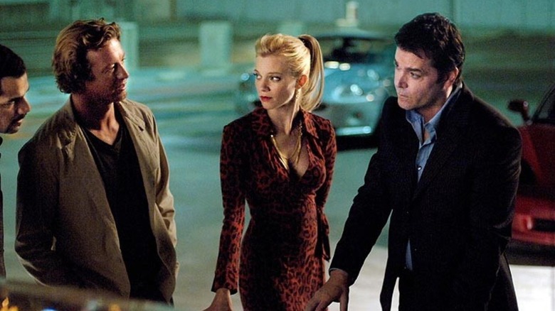 Simon Baker als Jeff Bean, Amy Smart als Annie en Ray Liotta als Bobby staan ​​rond een auto in Smith