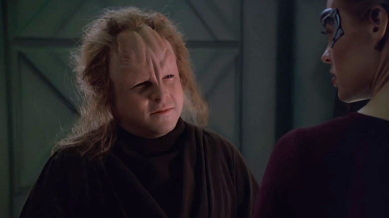 Jason Alexander as Kurros talks to Seven of Nine (Jeri Ryan) in Star Trek: Voyager