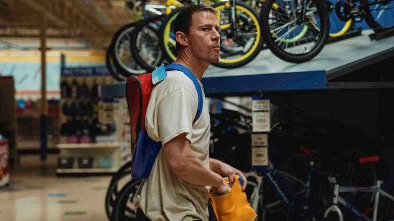 Channing Tatum as Jeffrey Manchester standing next to a bunch of bicycles in Roofman