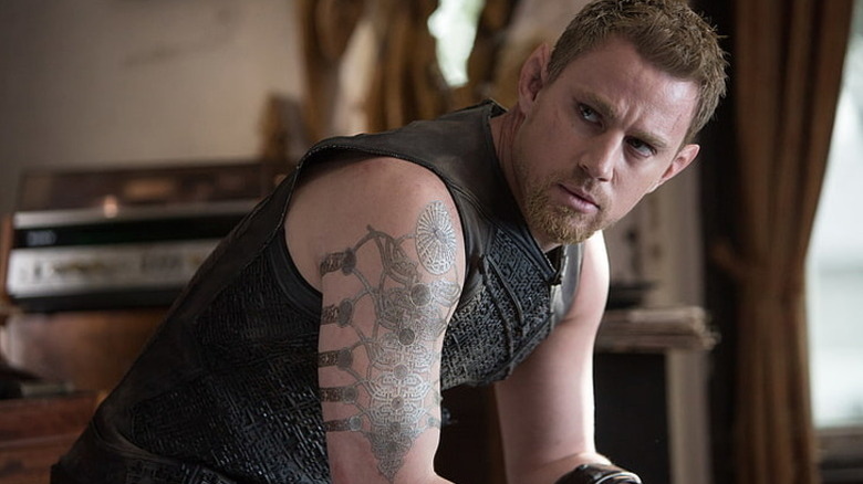 Cade duduk di Jupiter Ascending