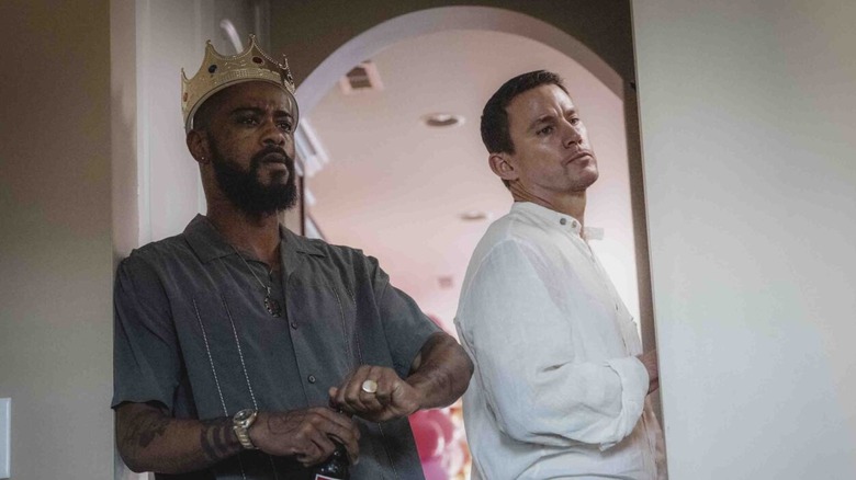 ரூஃப்மேனில் ஜெஃப்ரி மான்செஸ்டராக சானிங் டாட்டமுக்கு அருகில் நிற்கும் போலி கிரீடத்தில் ஸ்டீவாக லாகீத் ஸ்டான்ஃபீல்ட்